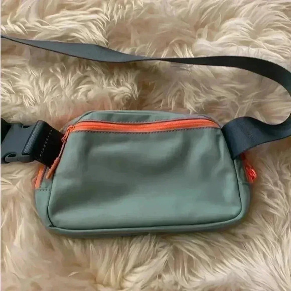Lululemon everywhere belt bag | Arctic Green & Tidewater Teal - Picture 2 of 3